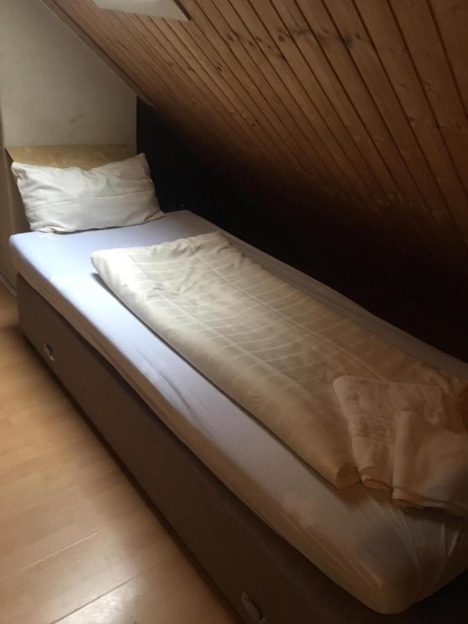Zimmer Im Dachgeschoss Kaiserslautern Exteriér fotografie
