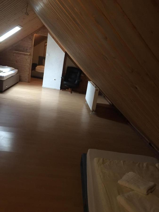 Zimmer Im Dachgeschoss Kaiserslautern Exteriér fotografie